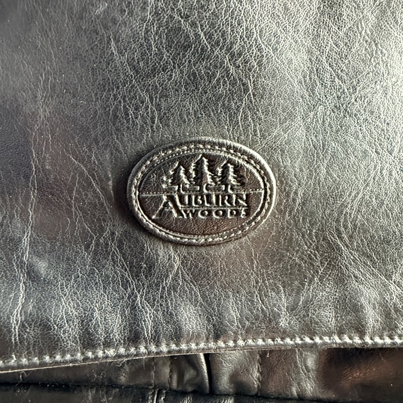 Black Auburn Woods Crossbody Messenger Bag in excellent condition - Picture 4 of 10